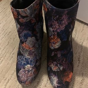 Adorable flower boots! So fun!